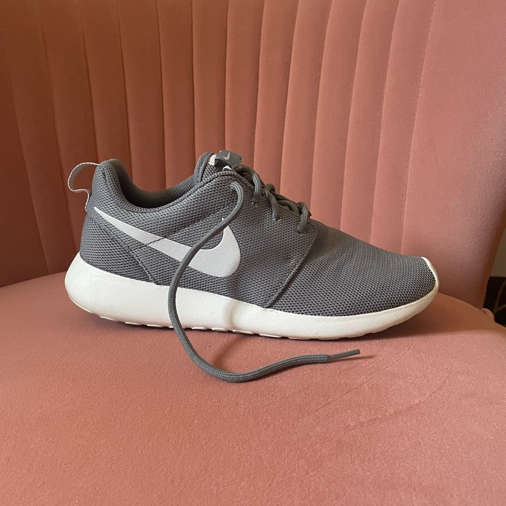 Grey Nike Roche